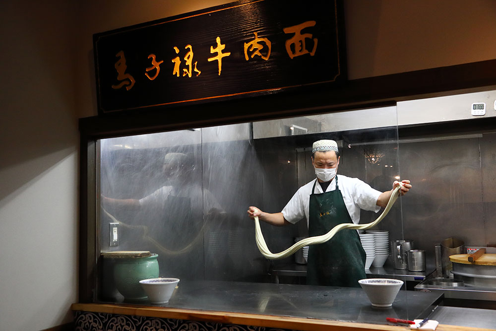 中国の本店で修行を積んだ職人の手打ち風景